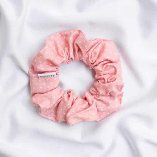 Χειροποίητο scrunchie σε παιδικό μέγεθος και ροζ πουά χρώμα πάνω σε λευκό φόντο