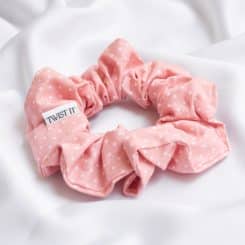 Κοντινή φωτογραφία από χειροποίητο scrunchie σε παιδικό μέγεθος με ροζ πουά χρώμα σε λευκό φόντο