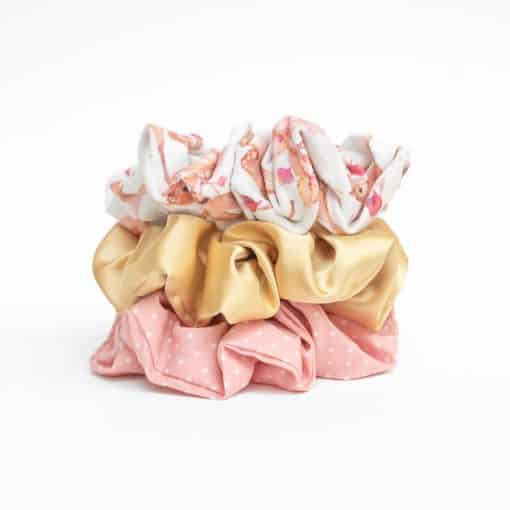 Χειροποίητο scrunchie σετ σε παιδικό μέγεθος. Το σετ περιέχει ένα απαλό ροζ πουά, ένα χρυσό σατέν και ένα με σχέδια ελαφάκια.